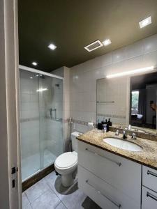 La salle de bains est pourvue de toilettes, d'une douche et d'un lavabo. dans l'établissement Barra Praia Bourbon, à Rio de Janeiro