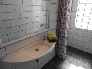 y baño con lavabo y espejo. en Kleiner Bungalow mit einem Schlafzimmer, en Puerto Naos