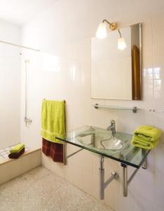 y baño con lavabo y espejo. en Kleiner Bungalow mit einem Schlafzimmer, en Puerto Naos