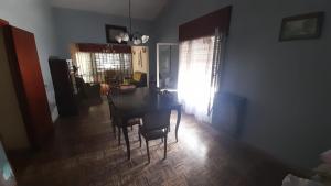 comedor y sala de estar con mesa y sillas en Tolita en Villa del Totoral