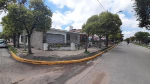 una calle con un bordillo amarillo al costado de una carretera en Tolita en Villa del Totoral