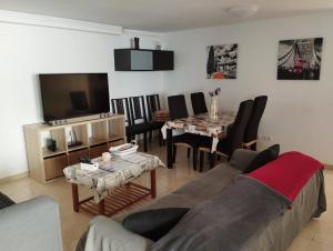 - un salon avec un canapé et une table dans l'établissement Apartamento independiente en plena naturaleza Vallromanes Barcelona, à Vallromanas