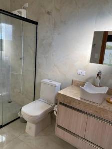A bathroom at Casa de Campo Ninho Verde 2