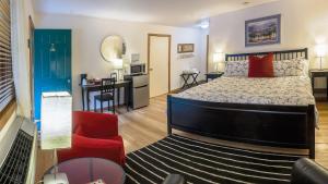 Green Springs Inn في أشلاند: غرفة نوم مع سرير وغرفة معيشة