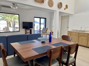 uma sala de jantar com uma mesa de madeira e um vaso azul em cima em Casa Loma Bella 1 con Alberca Privada Vista Increible em San Carlos