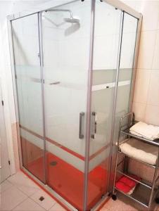 a shower with a glass door in a bathroom at 1ª línea playa de Silgar en Sanxenxo, a 20 pasos in Sanxenxo