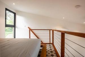 una camera da letto con un letto e una finestra di Mind- Tiny Home Venao Cove a Playa Venao