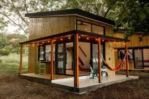 una piccola casa con una corda rossa intorno di Mind- Tiny Home Venao Cove a Playa Venao