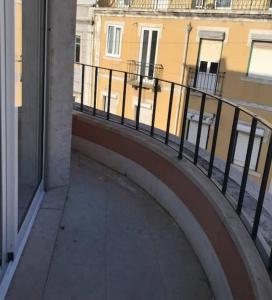 un pasillo en un edificio con vistas a la ciudad en Cosy 2 Bedrooms Apartment in Arroios - SSL 3A en Lisboa