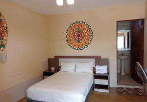 1 dormitorio con cama y espejo en AquamarInn en Máncora