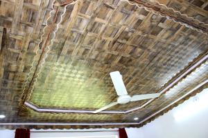 techo en una habitación con techo de madera en Piece Of Paradise Bhaderwah en Bhadarwāh