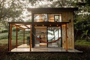 een klein huisje met een rood touw eromheen bij Soul - Tiny Home Venao Cove in Playa Venao