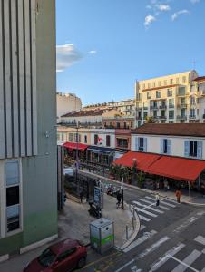 vistas a una calle de la ciudad con coche rojo en Holiday Nice Studio en Niza