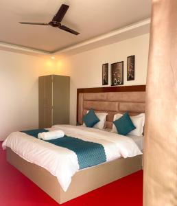 Schlafzimmer mit einem Bett und einem Deckenventilator in der Unterkunft Luxurious Beach Resort Agonda in Agonda