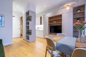 a kitchen and dining room with a table and chairs at Ruzop Apartament in Poznań