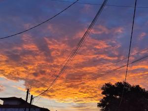 un cielo de puesta de sol con líneas de energía en primer plano en Pousada L'étage, en Búzios