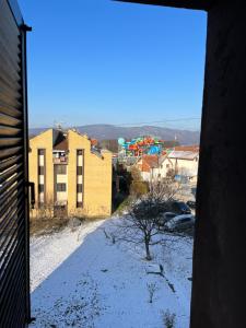 uma vista de uma porta aberta de uma cidade em Stanoteka em Vrnjačka Banja