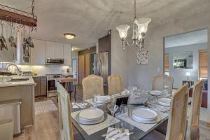 comedor y cocina con mesa y sillas en Akron Home with Deck Walk to Towpath Trail!, en Akron