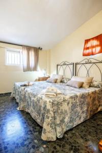 Un dormitorio con dos camas en una habitación. en La Veguilla Úbeda, en Úbeda 21 fotos más