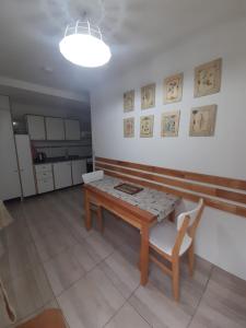 une salle à manger avec une table et une cuisine dans l'établissement Monseñor Fagnano 592 "5", à Ushuaia