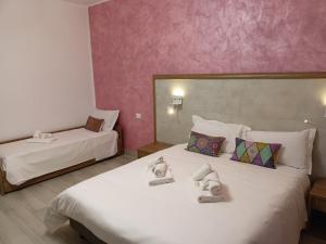 - une chambre d'hôtel avec 2 lits et des serviettes dans l'établissement La Dea Rooms, à Ferrare