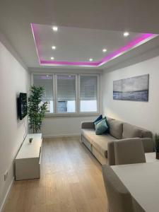 a living room with a couch and a purple ceiling at Lovely 2 bedroom apartment in South Lisbon in Barreiro