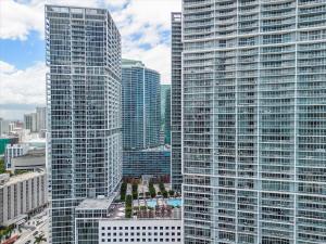un groupe de grands bâtiments dans une ville dans l'établissement Marvelous apartment in Brickell, à Miami