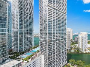 una vista aérea de dos rascacielos altos en una ciudad en Marvelous apartment in Brickell, en Miami