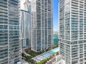 une vue aérienne sur deux gratte-ciel de grande hauteur dans l'établissement Marvelous apartment in Brickell, à Miami