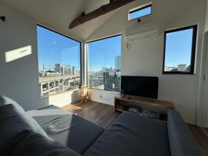 枕木 New house with Huge View for Family-Group的电视和/或娱乐中心