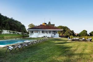 ein Haus mit Pool und Stühlen im Hof in der Unterkunft Villa with pool - fantastic view in Hondarribia