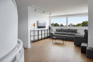 ein Wohnzimmer mit einem Sofa und einem TV in der Unterkunft Villa with pool - fantastic view in Hondarribia