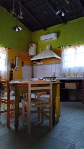 Una cocina con una mesa y sillas en una habitación. en El Trébol Casa de Campo, en Naicó