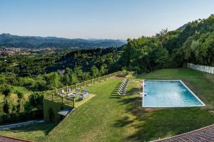 ein großer Garten mit einem Pool darüber in der Unterkunft Villa with pool - fantastic view in Hondarribia
