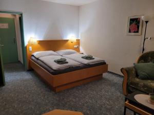 une chambre d'hôtel avec un lit et un canapé dans l'établissement Mitterdorf - apartmán Almberg, à Philippsreut