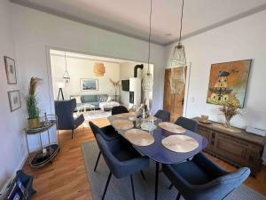 uma sala de jantar com uma mesa azul e cadeiras em Landhaus Oscar (150m zum Strand) em Westerholz