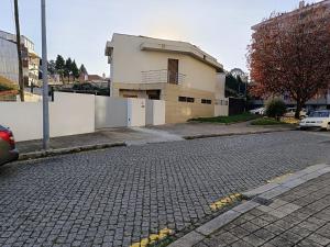 une maison dans une rue avec une route en briques dans l'établissement Private Bathroom Room Shared Kitchen, à Porto