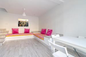 a living room with pink and orange pillows at Ponderosa II in Sonnenland