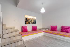 a room with two benches with pink pillows at Ponderosa II in Sonnenland