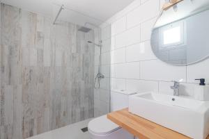 a white bathroom with a sink and a mirror at Ponderosa II in Sonnenland +19 photos