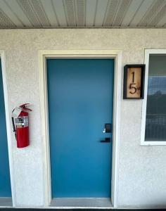 une porte bleue avec une bouche d'incendie et une horloge dans l'établissement Unit 15 - Stand Rock, à Wisconsin Dells