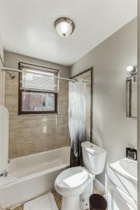 a bathroom with a toilet and a tub and a sink at Beautifully Furnished Studio Att Students Ilennox in Philadelphia
