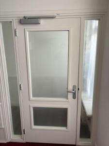 een witte deur met een raam in een kamer bij City Appartement with Private free parking in Enschede