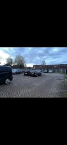 een groep auto's geparkeerd op een parkeerplaats bij City Appartement with Private free parking in Enschede