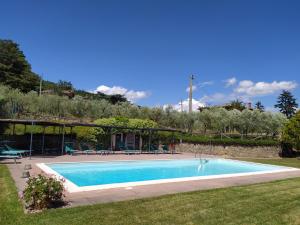 una piscina en el patio de una casa en Azienda Agricola di Fietri, en San Vincenti