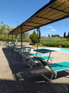 una fila de mesas y sillas junto a una piscina en Azienda Agricola di Fietri, en San Vincenti