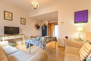 sala de estar con sofá y mesa en Apartamento con Piscina - La Palmera, en Sevilla