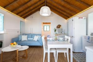 eine Küche und ein Wohnzimmer mit einem blauen Sofa und einem Tisch in der Unterkunft casa mo Tenerife in Las Cruces