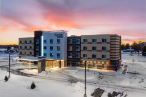 uma imagem de um hotel na neve em Fairfield by Marriott Inn & Suites Ashtabula em Austinburg