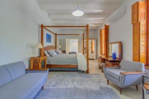 una sala de estar con una cama y un sofá en Mountville House, en Porterville